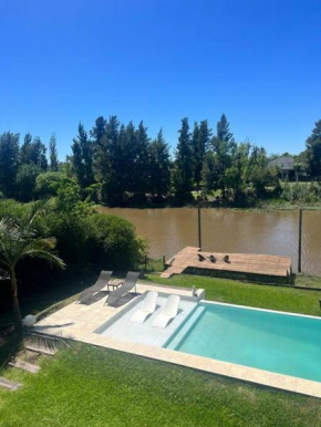Casa minimalista con piscina y muelle en Nordelta-Villanueva